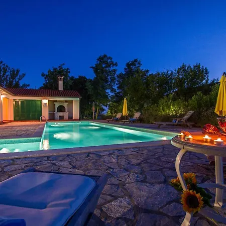 Lovely In With Swimming Pool Holiday home *